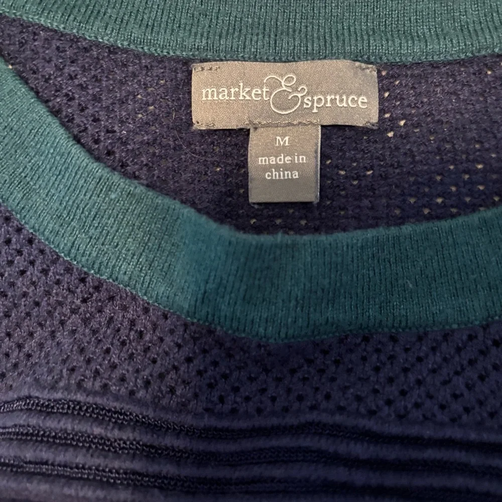 sweater size medium - Picture 4 of 5